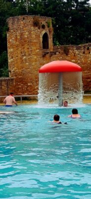 Schwimmbad mit historischer Kulisse